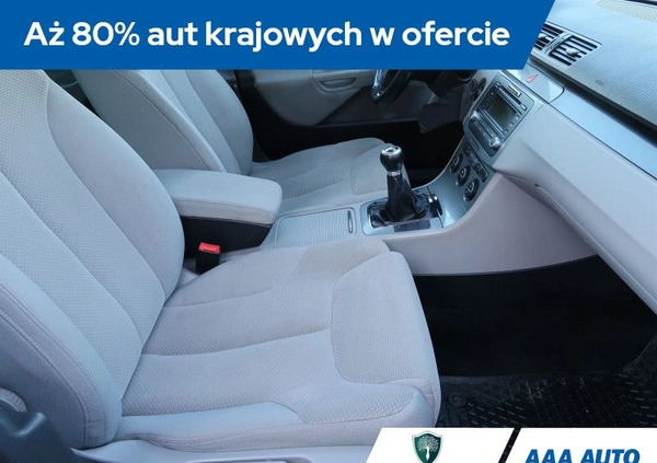 Volkswagen Passat cena 14000 przebieg: 249470, rok produkcji 2005 z Bielsko-Biała małe 254